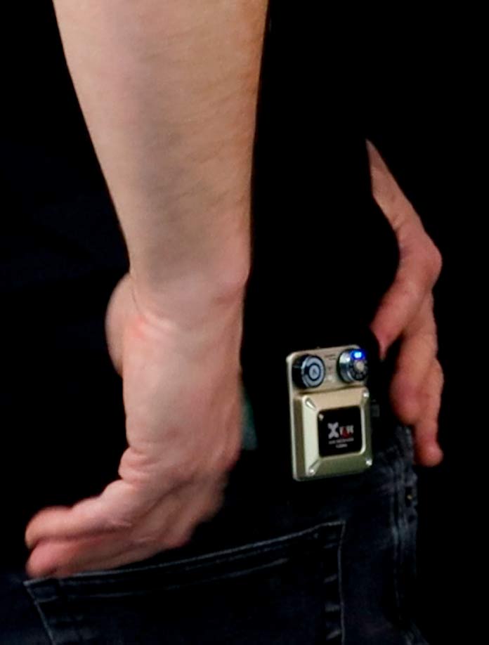 Receptor Xvive U45 enganchado al pantalón para tocar con in ears